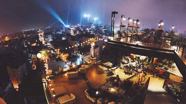 Thời điểm hoàng hôn tạo sự lãng mạn cho các cặp đôi hẹn hò với nhau tại Skyline Hà Nội
