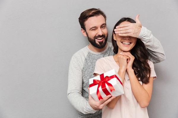 tặng quà gì cho bạn gái mới quen 