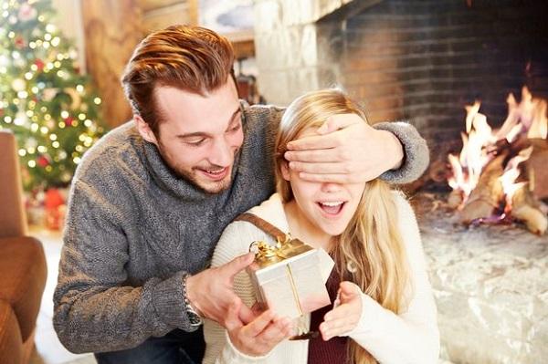 8/3 tặng quà gì cho bạn gái mới quen