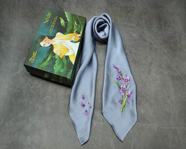 Khăn lụa cao cấp tặng mẹ người yêu 8/3