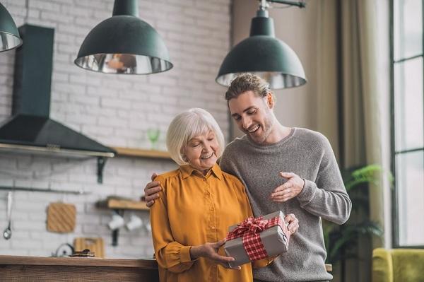 Tìm hiểu sở thích của mẹ người yêu