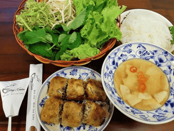 Ngoài bún chả tại đây bạn có thể thử cả bún đậu, phở Bắc,...