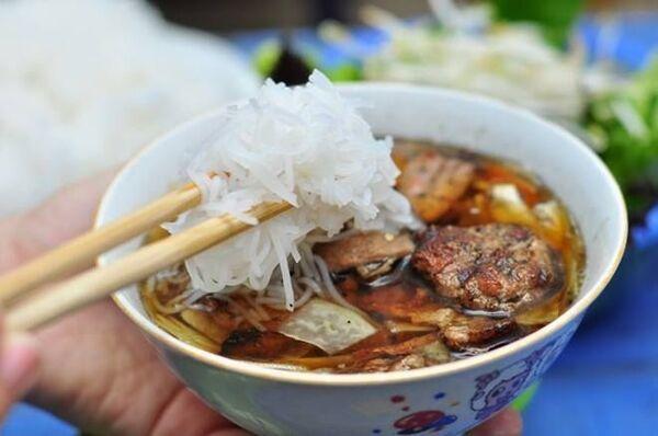 Bún chả vỉa hè nhưng không kém phần hấp dẫn
