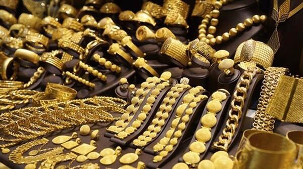 Chọn trang sức nam bằng chất liệu vàng