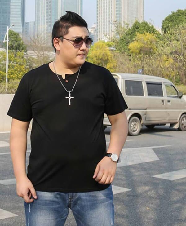 Người mập nên mặc quần jeans với áo thun tối màu
