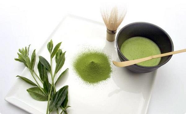Trị thâm mắt bằng bột trà xanh matcha