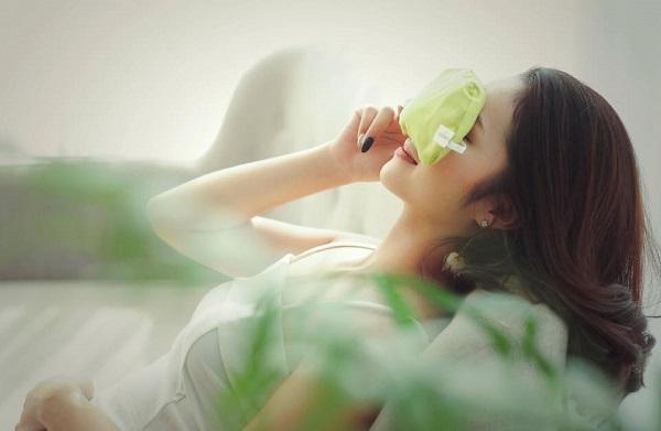 Trị thâm mắt bằng cách chườm lạnh