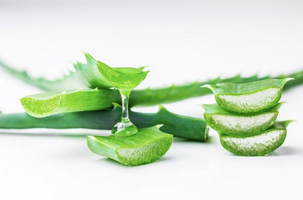 Trị thâm mắt bằng nha đam