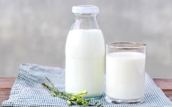 Trị thâm mắt bằng sữa tươi lạnh