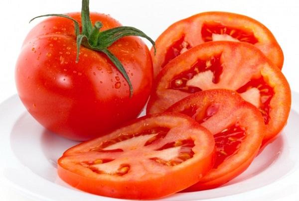 Trị thâm mắt bằng cà chua và chanh
