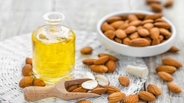Trị thâm mắt bằng dầu hạnh nhân