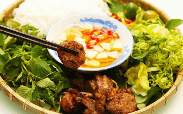 Bún chả Lý Chính Thắng lúc nào cũng tấp nập người ra vào
