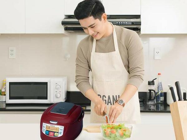 Bữa tối ấm cúng do chính tay chồng chuẩn bị