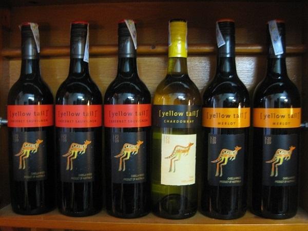 Thương hiệu này nổi bật với hình ảnh chú Kangaroo màu cam, chân vàng quen thuộc