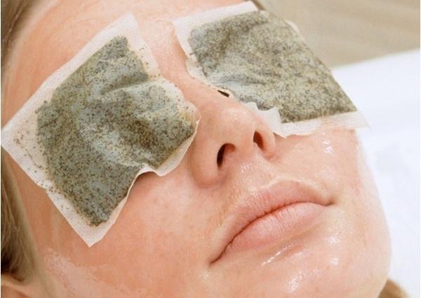 cách trị thâm mắt với trà túi lọc