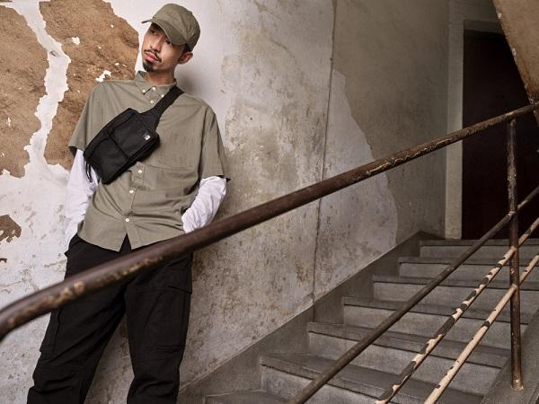 Đen Vâu mộc mạc trong chiếc áo sơ mi đơn giản