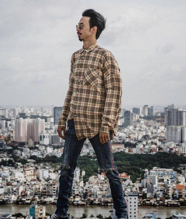 Đen Vâu cũng rất chuộng những mẫu quần áo nhuộm màu thời gian