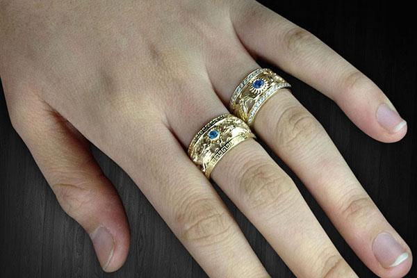 Đeo nhẫn phong thủy nam mệnh Thủy ngón giữa 