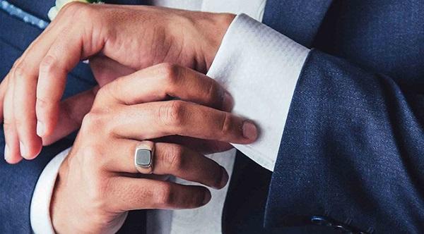 Đeo nhẫn ngón áp út tượng trưng cho đào hoa, may mắn trong tình yêu