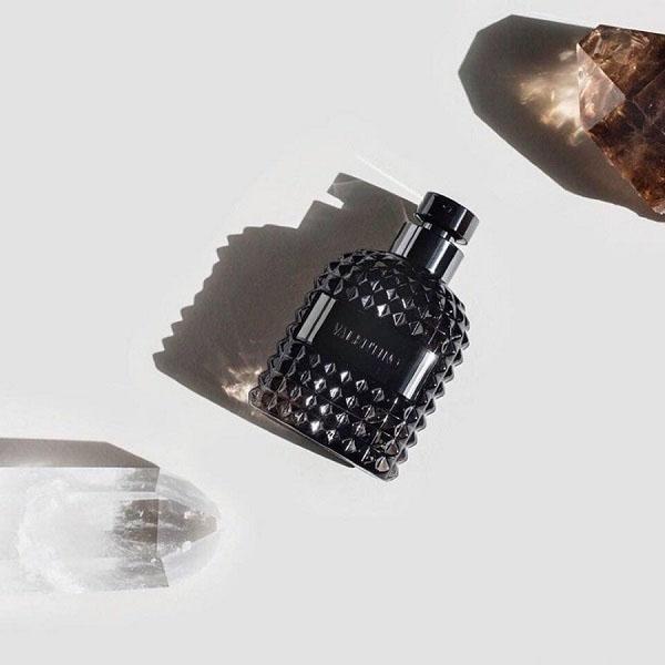 Valentino Uomo Intense là da thuộc và hương vanilla đưa ấm áp mà mê đắm