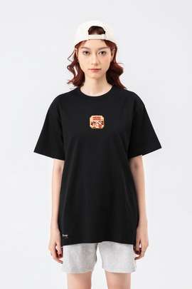 Product side /image/January2025/2484.ULSDN.TSZ607--Ao-thun-Relaxed-Fit-84RISING-Disney-Corner---TET---Happy-Mickey.17.jpg