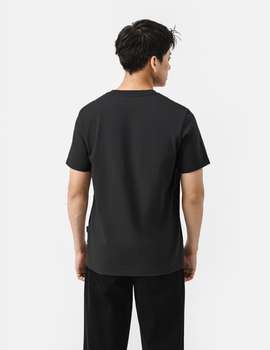 Product side /image/July2025/ao-thun-cotton-220-regular-nghe-chon-nguoi-ng-chon-tien-2-den.jpg