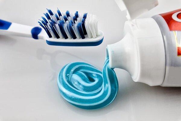 Sử dụng kem đánh răng để hỗ trợ bảo quản nhẫn vàng trắng 