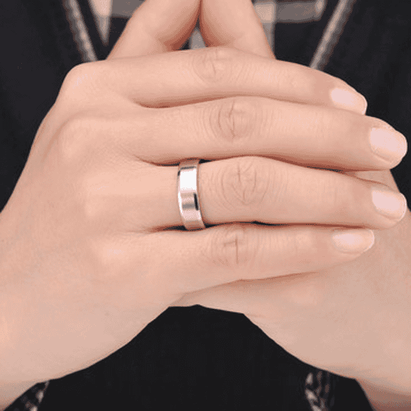 Nhẫn trơn dễ dàng phối kết hợp với nhiều loại trang phục khác nhau