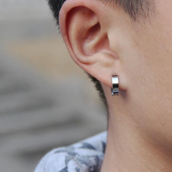 Đeo hoa tai trong thời gian dài và không vệ sinh dễ dẫn đến việc có mùi cho lỗ xỏ