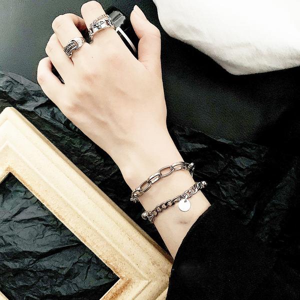 Lắc tay nam là một phụ kiện thời trang làm từ kim loại