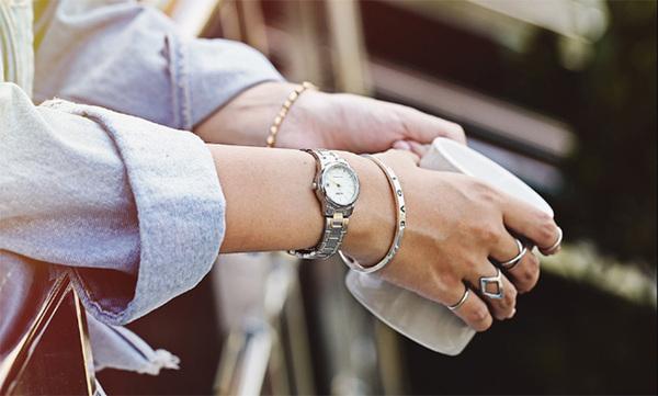 Kết hợp với nhẫn để trông thu hút hơn