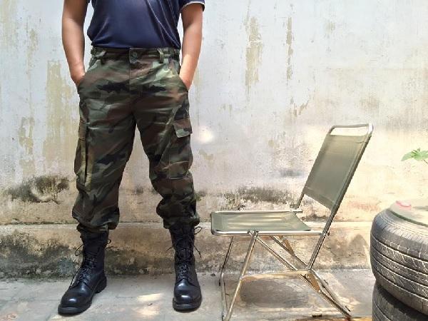 Giày bốt nam với trang phục phong cách Military