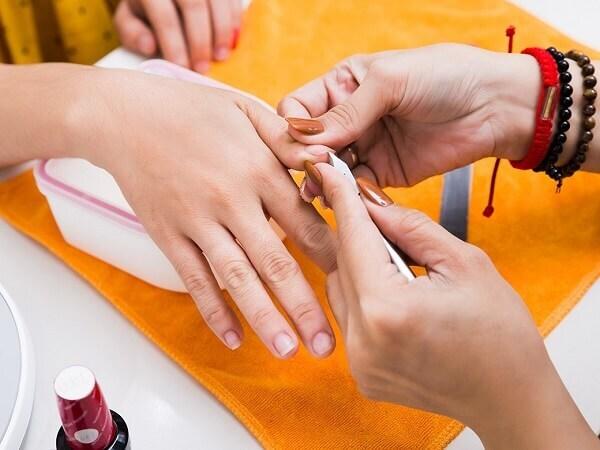 Tạo độ sáng cho móng khi làm nail cho nam