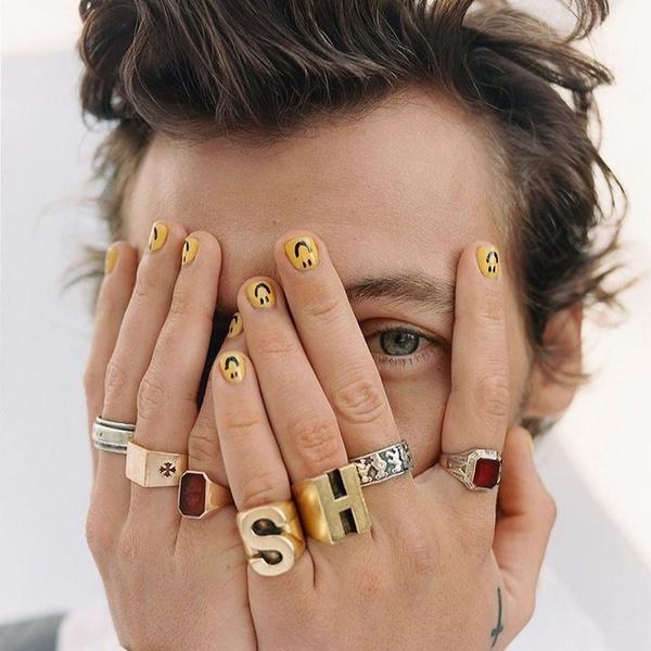 Nail màu vàng ấn tượng, độc đáo