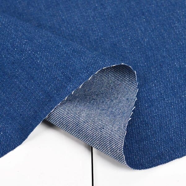Chất liệu jeans mang lại sự sang trọng, cá tính