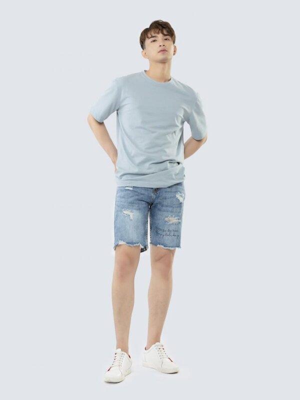 Short jeans và áo phông giúp chàng thêm năng động