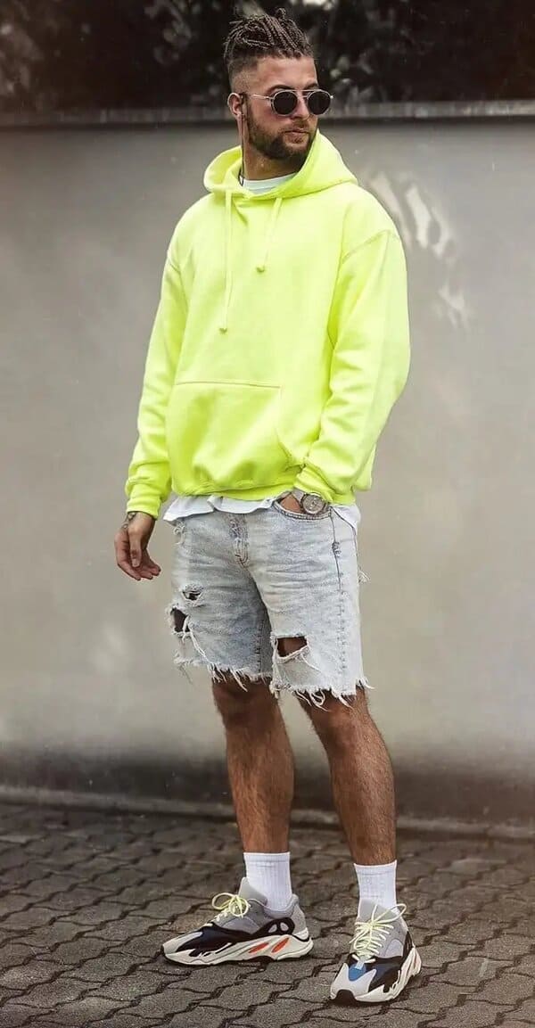 Short jeans phối cùng hoodie trẻ trung, năng động