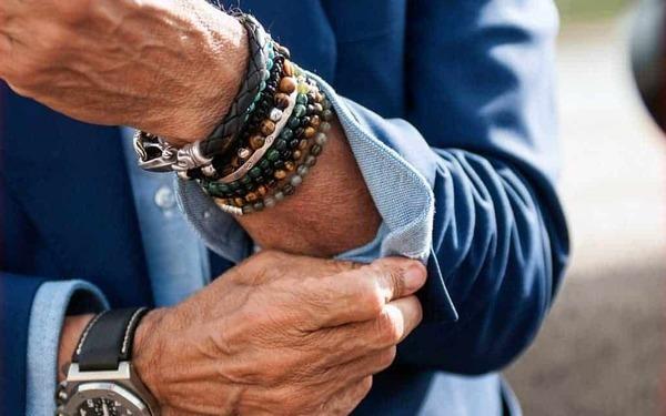 Đeo vòng tay bên ngoài, bên trong đồng hồ đều được