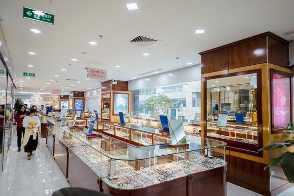 Gian hàng sang trọng với nhiều mẫu kính cận nhập khẩu tại Kính mắt Việt Tín 