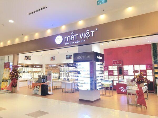  Một gian hàng lung linh tại hệ thống Mắt Việt - địa chỉ bán mắt kính cận nam uy tín