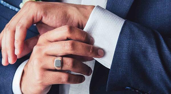 Nguyên tắc 'nam tả, nữ hữu' khi đeo nhẫn cho nam giới chưa kết hôn
