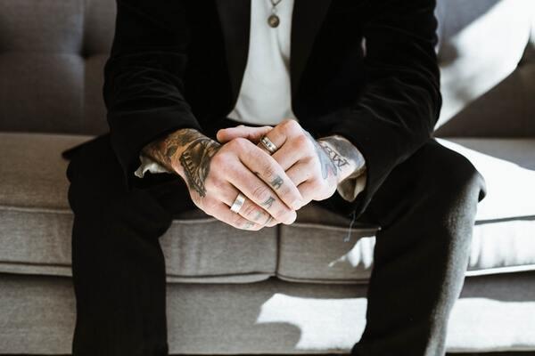 Nam giới độc thân nên tránh đeo nhẫn ngón áp út để không ảnh hưởng đến vận đào hoa