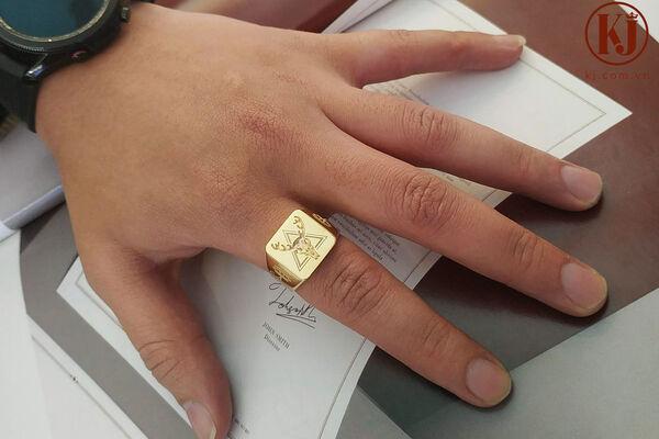Đeo nhẫn ngón trỏ mang lại may mắn trong tình cảm và sự nghiệp