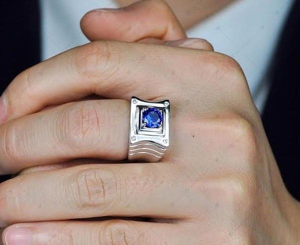 Ngón giữa tượng trưng cho hành Thổ, gia đình và tình bạn