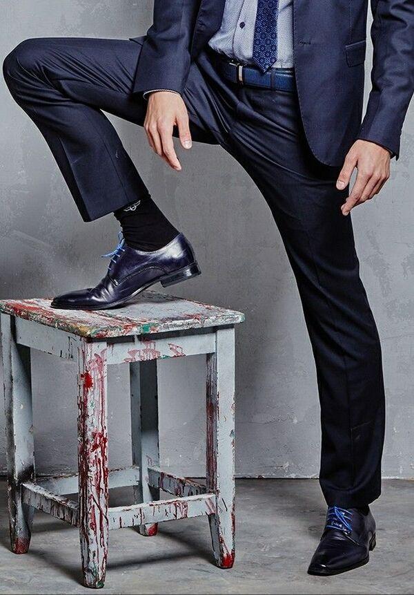 Phối đồ công sở lịch sự với tất tối màu