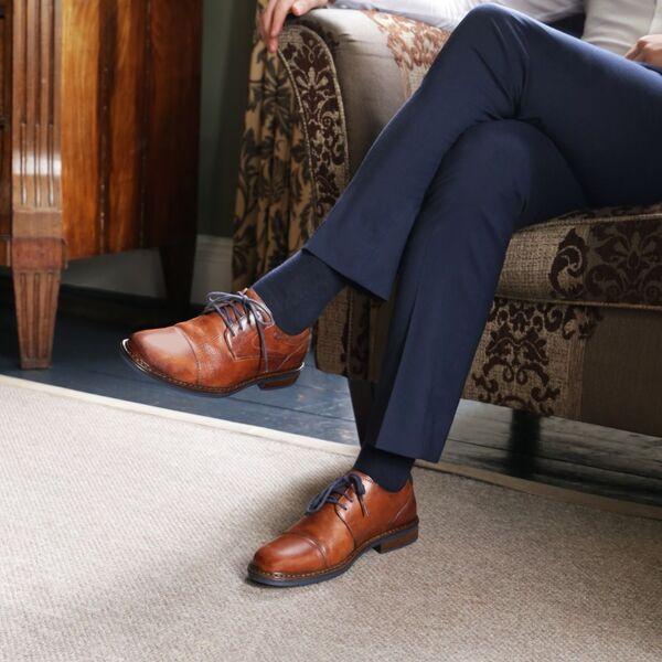 Màu sắc tất phù hợp với quần tạo cảm giác chân dài hơn