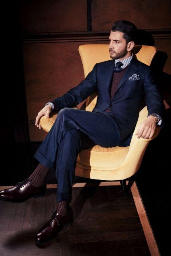 Kết hợp hài hòa màu sắc tất với phụ kiện khác