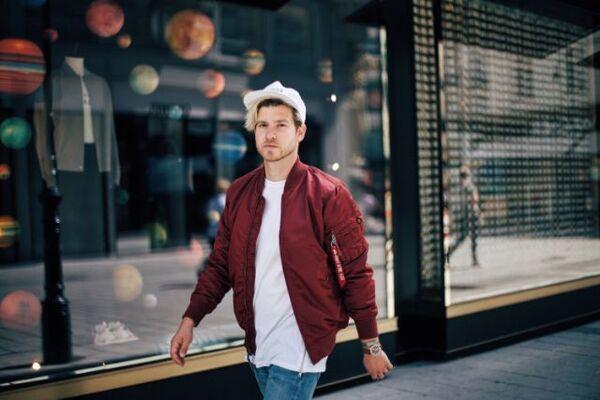 Áo thun trắng + áo bomber +quần Jeans tạo nên bộ outfit khỏe khoắn, năng động
