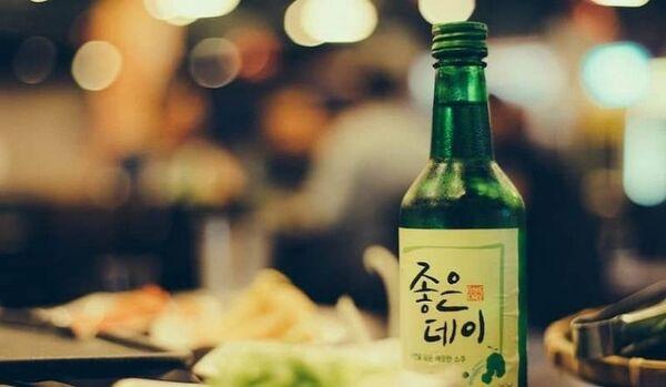 Chai rượu Soju, một loại thức uống có cồn nổi tiếng của Hàn Quốc