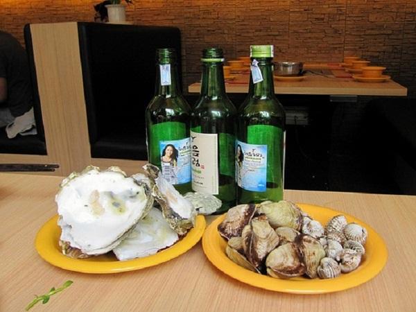 Hạn chế tối đa việc hút thuốc lá khi uống rượu Soju.
